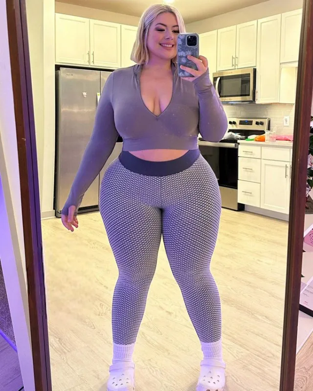 Девушка потратила 4,5 млн.рублей на пластику — но теперь над её фигурой все смеются