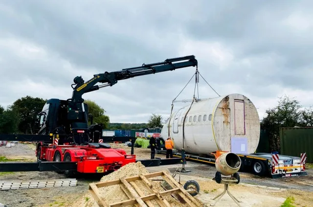 Британец потратил £2 000, чтобы превратить Boeing 737 в двухэтажный дом для отдыха