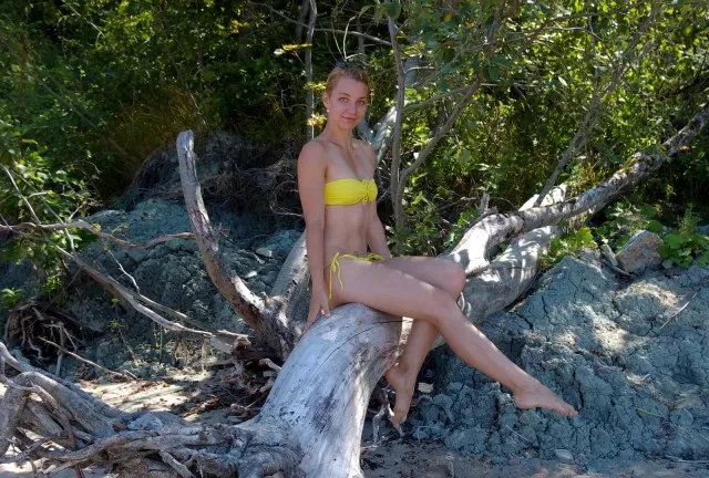 Немного девушек в купальниках