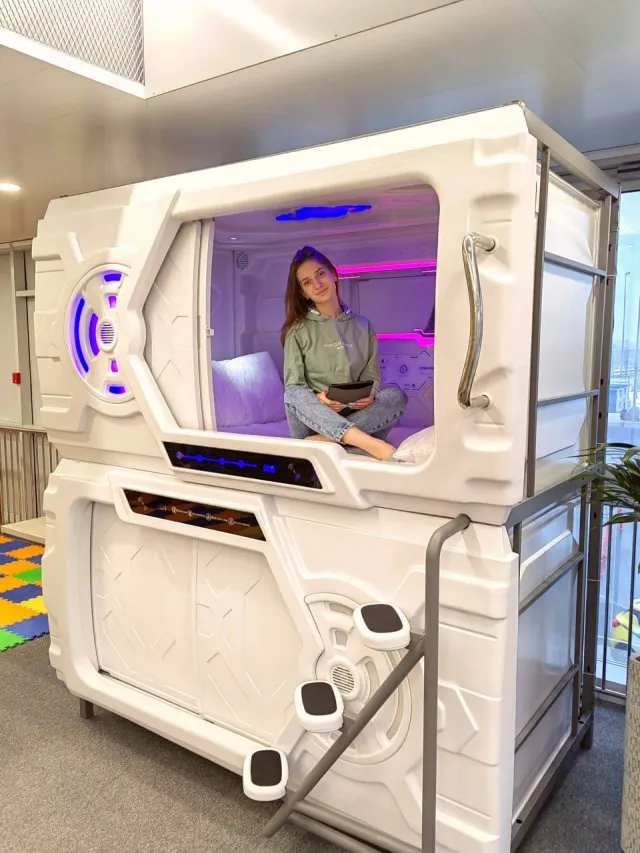 На вокзалах Москвы РЖД установили футуристические капсулы для сна