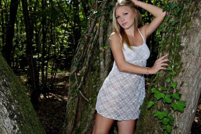 Девушки легко оделись