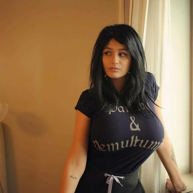 Директор школы уволил учительницу Юлию за слишком большой бюст