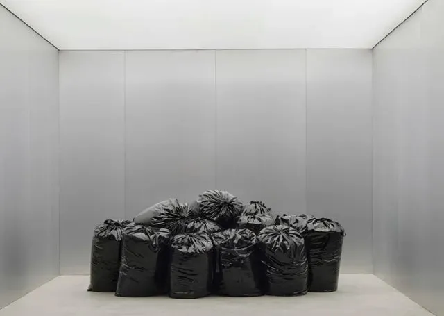 Дизайнер Гарри Нуриев представил диван из... мусорных мешков