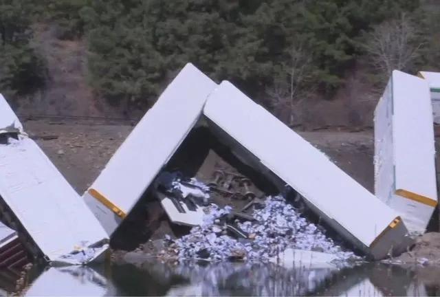 Пивная трагедия: в США 25 вагонов с пивом сошли с рельс