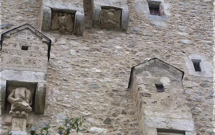 Нескромная гигиена: как знатные дамы ходили в туалет на пол или в окно