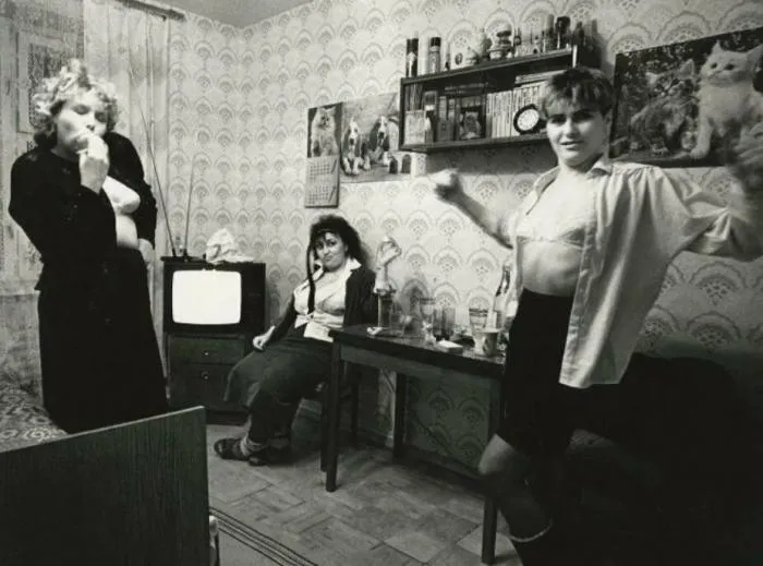 Никаких мужчин в комнатах? Как жилось в женских общежитиях и как там проводили досуг