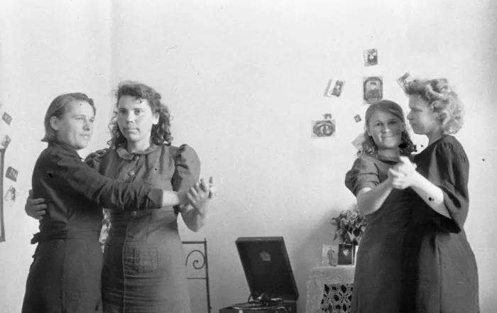 Никаких мужчин в комнатах? Как жилось в женских общежитиях и как там проводили досуг