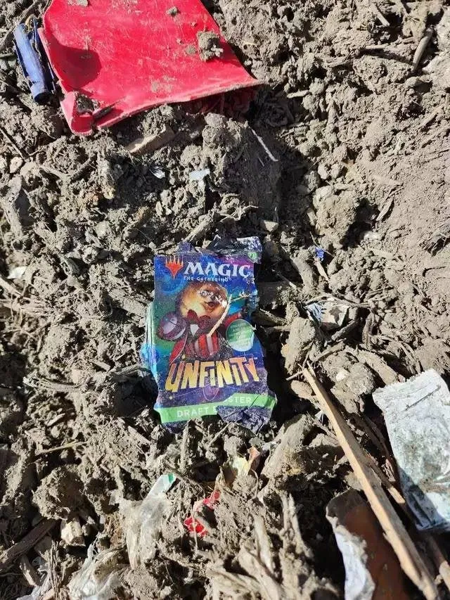 Парень нашел на свалке в Техасе карточки и выручил за них 100 тысяч долларов