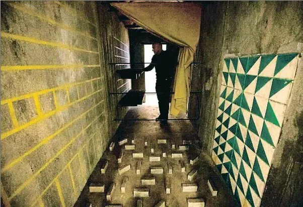 Как выглядела испанская комната, где фашистов пытали современным искусством