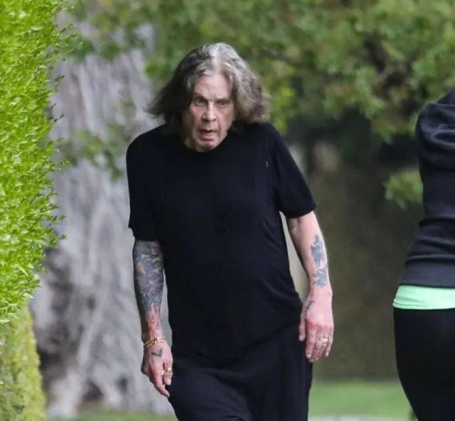 В Сети опубликовали снимки страдающего болезнью Паркинсона Оззи Осборна