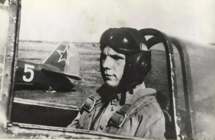 За что сослуживцы избили Юрия Гагарина до потери сознания и как их наказали, когда поймали