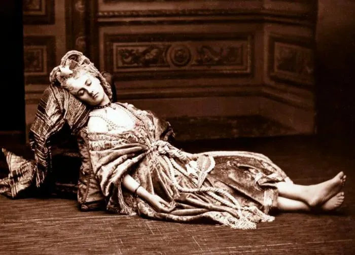 Она сходила с ума от своего тела и красоты: графиня ставшая первооткрывательницей фотосессий