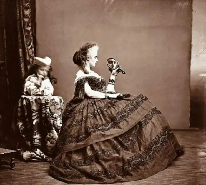 Она сходила с ума от своего тела и красоты: графиня ставшая первооткрывательницей фотосессий