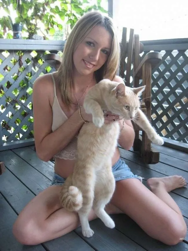 Домашние девушки в узнаваемых интерьерах