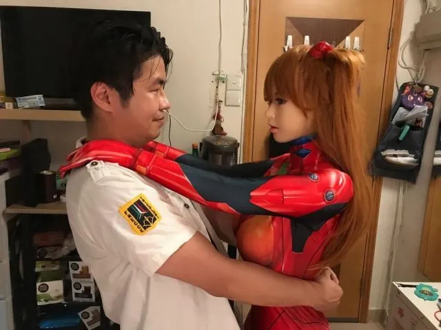 Китаец из Гонконга решил встречаться с пластиковой куклой из аниме "Евангелион"