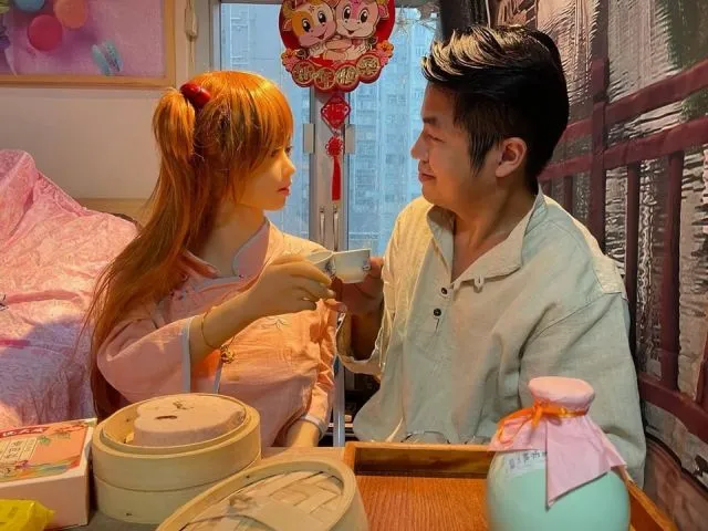 Китаец из Гонконга решил встречаться с пластиковой куклой из аниме "Евангелион"