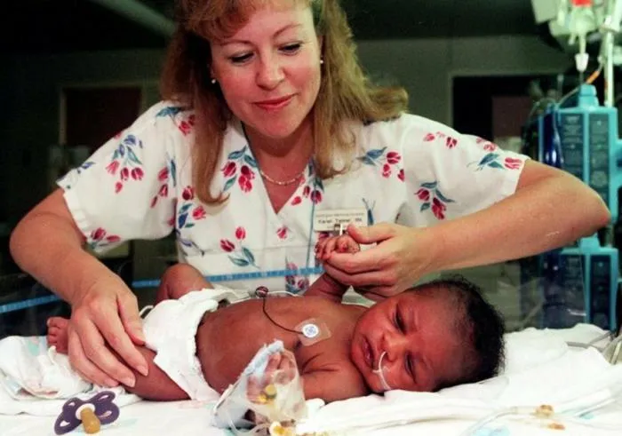 Что стало с маленьким мальчиком, которого женщина нашла в груде камней