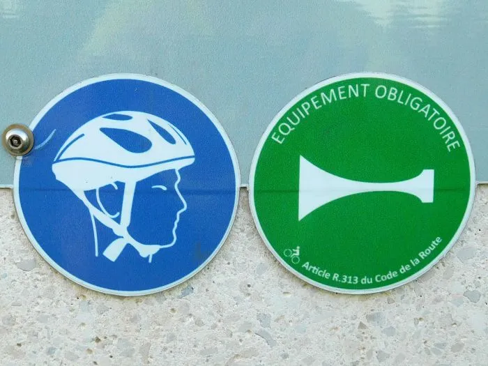 Осторожно, дикие официантки: странные дорожные знаки мира