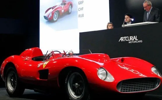 На каких автомобилях катается Месси