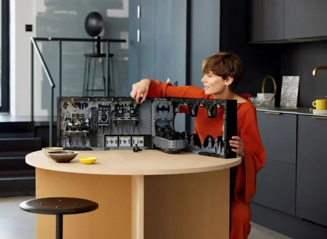 Набор Lego Batcave Shadowbox из 4000 деталей - секретная база Бэтмана