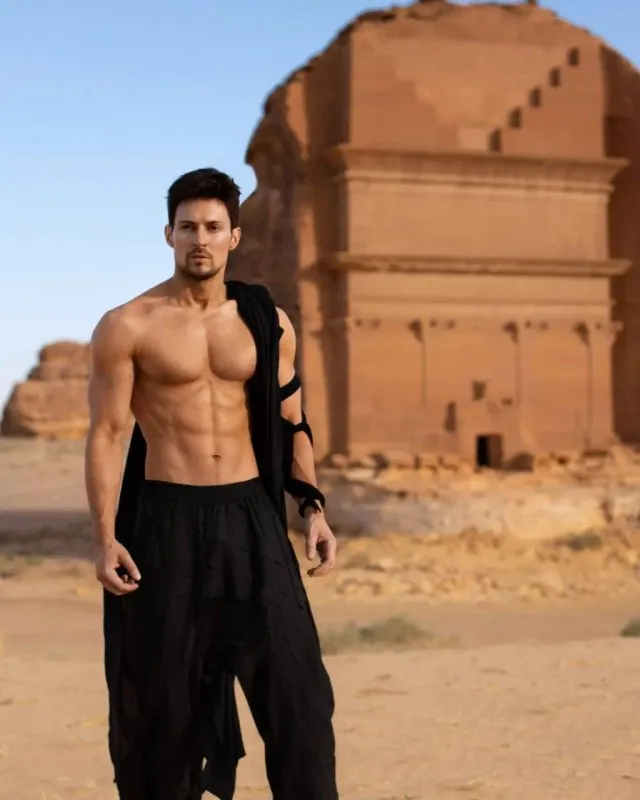 Павел Дуров опубликовал новые фото и показал стальной пресс