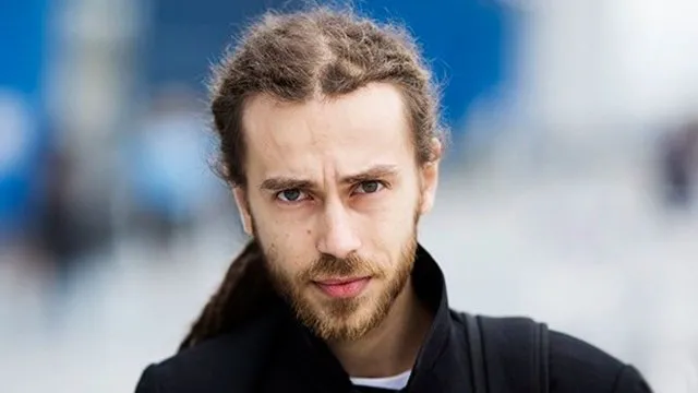 Как выглядит сын Децла, который окончил школу