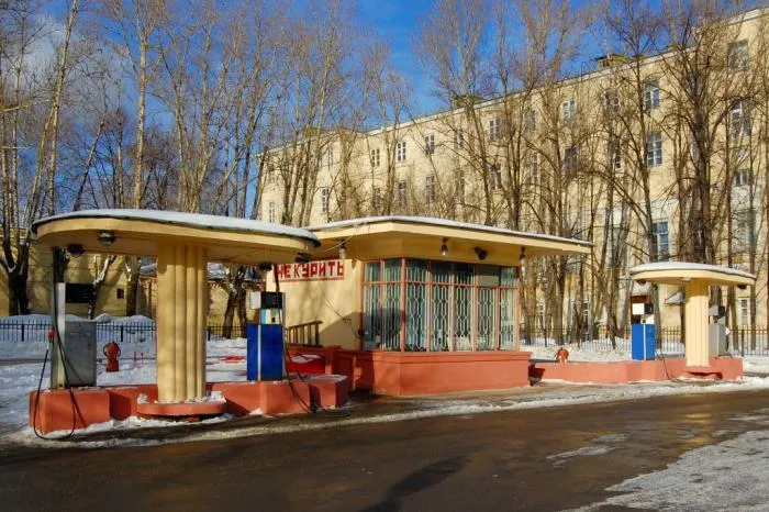 Солнце, самолёт и дерево: 9 самых впечатляющих и необычных автозаправочных комплексов мира