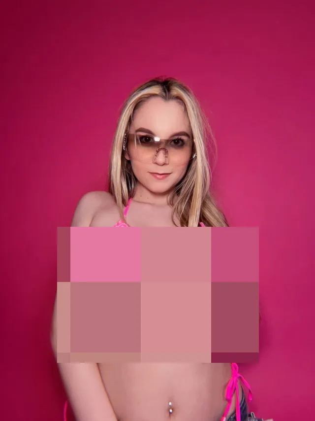 Девушки, которым явно мал купальник