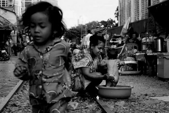 Мрачные фото о том, как живут в самом бедном районе Камбоджи