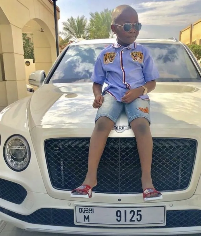 10-летний миллионер из Нигерии живёт в собственном особняке и ездит на "Бентли"