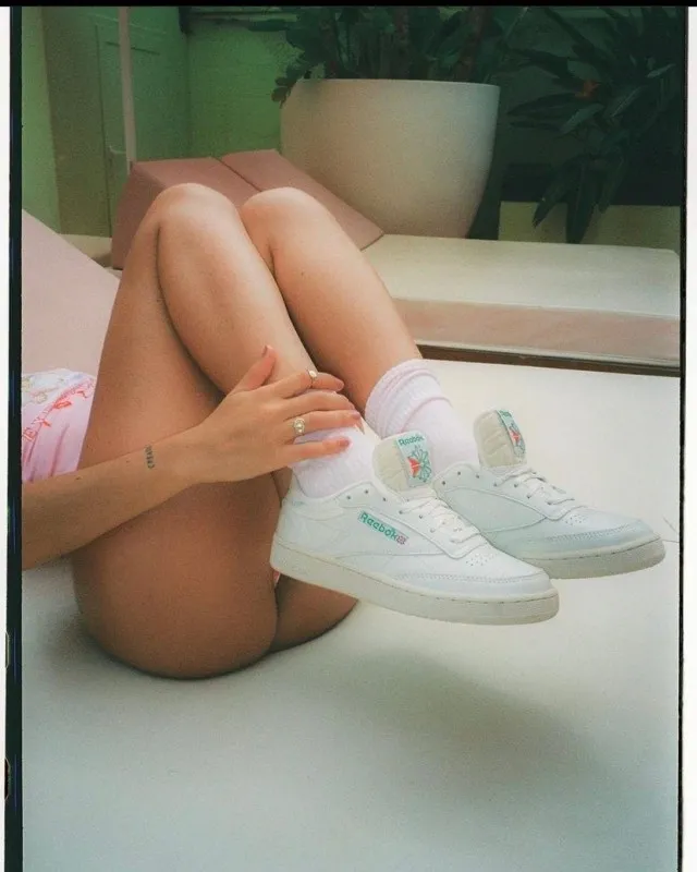 Скромные девушки лица не показывают