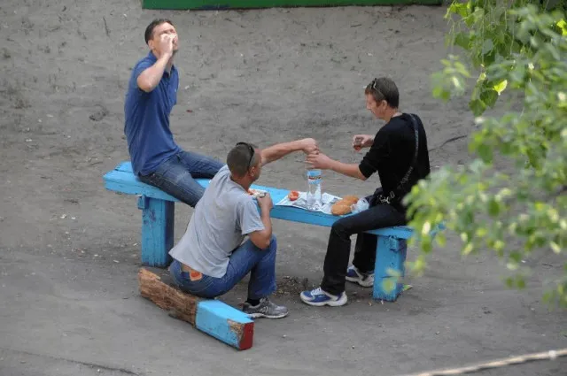 Где алкоголики берут деньги на спиртное?