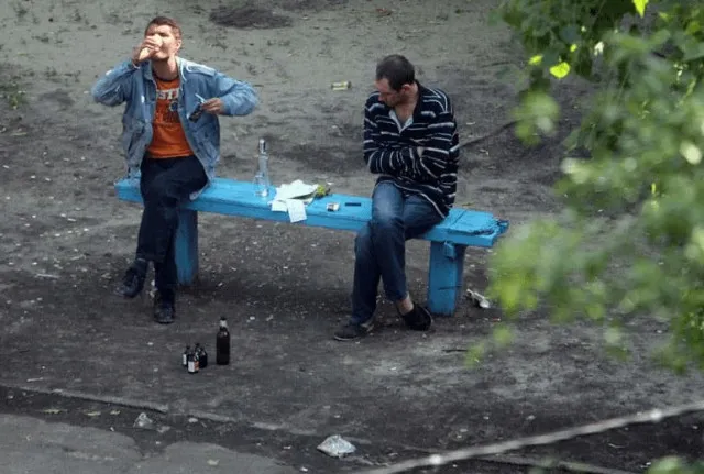 Где алкоголики берут деньги на спиртное?