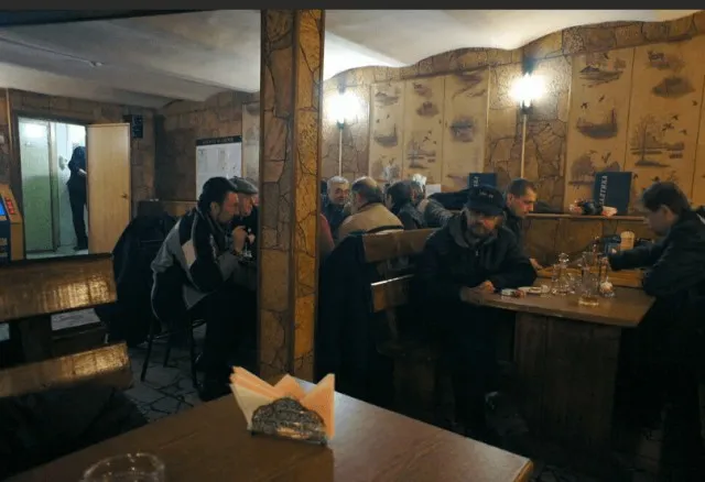 Рюмочные и наливайки изнутри, а также местный контингент