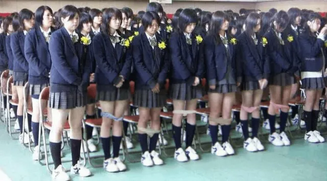 Девочки, трусы к осмотру! Проверка в школах Японии