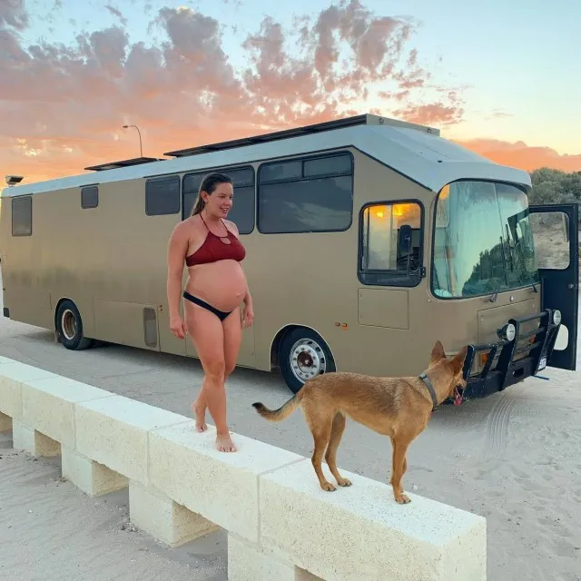 Австралийская пара, охотящаяся за золотом, живет в автобусе в глубинке и путешествует в поисках сокровищ