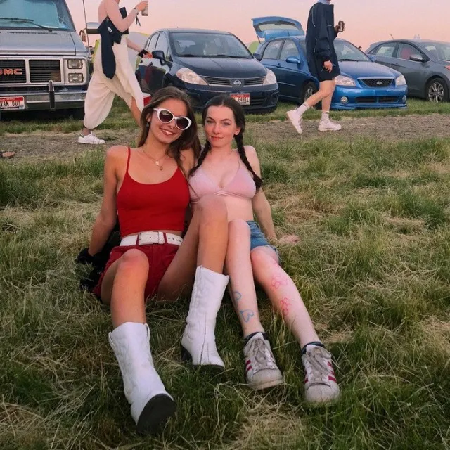 Подружки из мема подросли