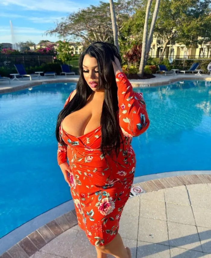 "Фу, пляжный кит!": крупная девушка призывает не стесняться носить бикини