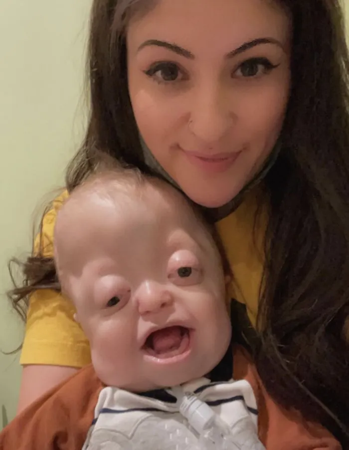 "Какой же урод!": пользователи умоляют молодую маму прекратить публиковать фото сына в соцсетях