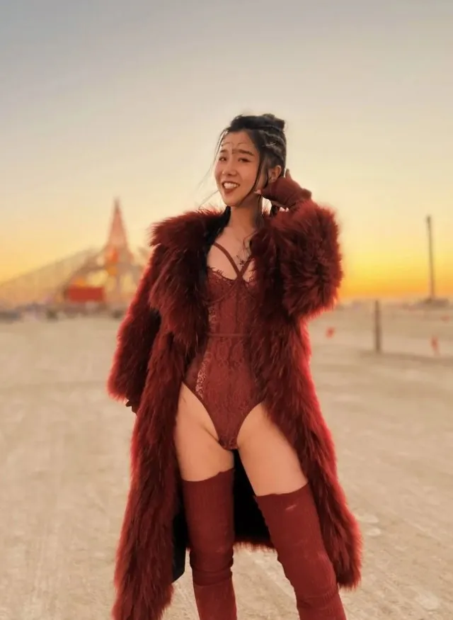 Девушки с фестиваля Burning Man-2023
