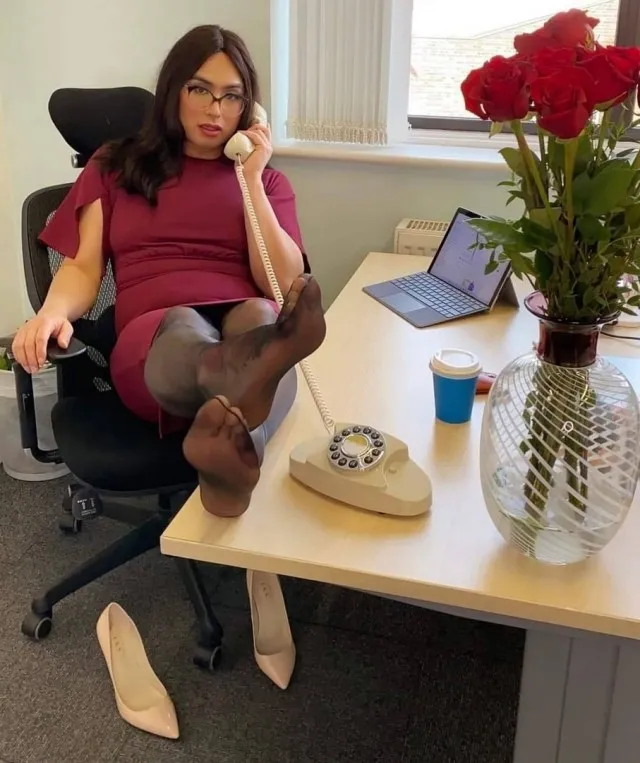 В колготках