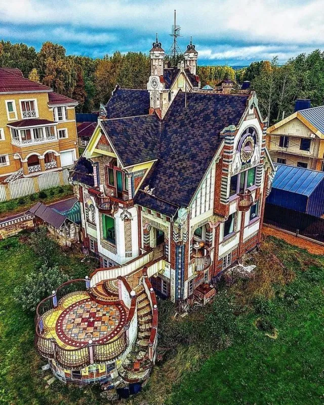 Необычный особняк в Петербурге с совой