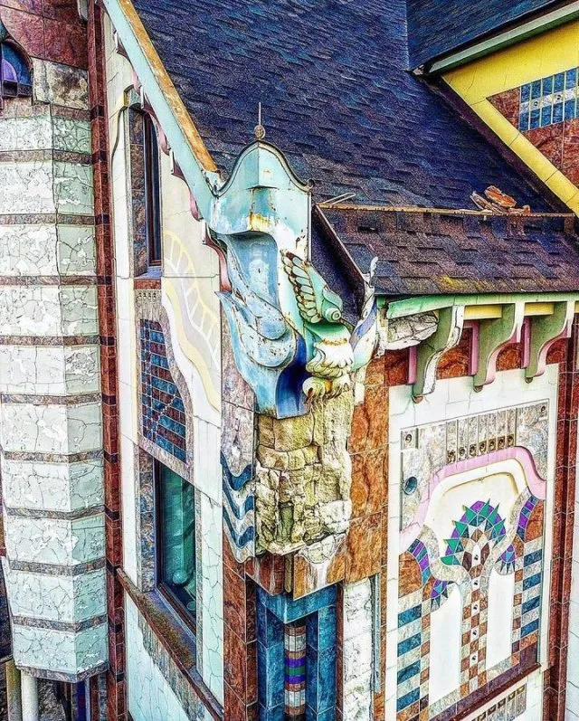 Необычный особняк в Петербурге с совой