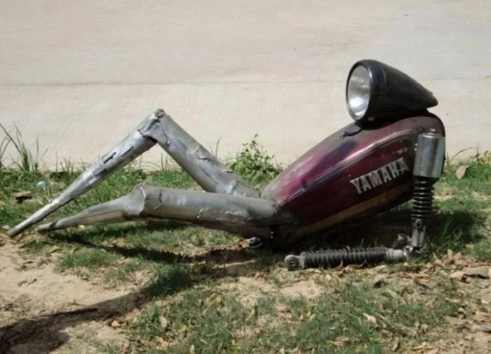 Дворовый ЖЭК-арт, который ночью может прилично напугать