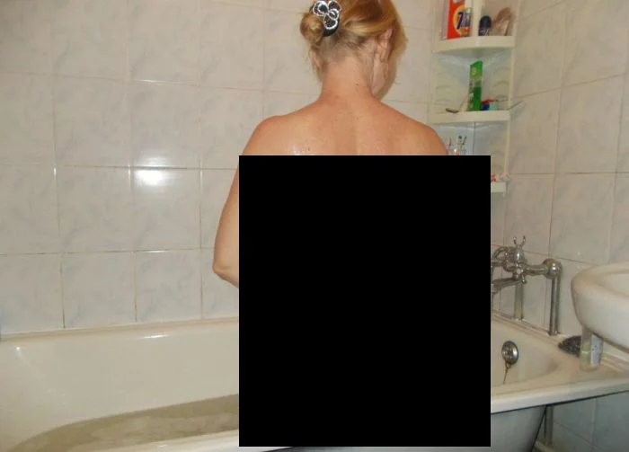 Девки показывают