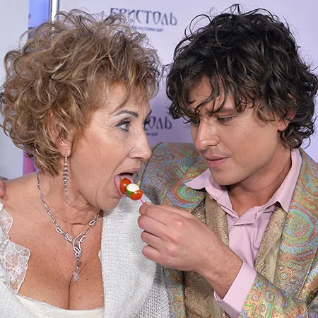 Бабе полтинник, а она спит с молодым парнем, вот позорище-то