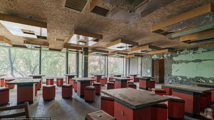 Говорят в СССР интерьеры "делали топором". Тогда кто оформил эту заброшенную заводскую столовую?