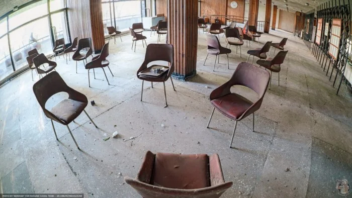 Говорят в СССР интерьеры "делали топором". Тогда кто оформил эту заброшенную заводскую столовую?