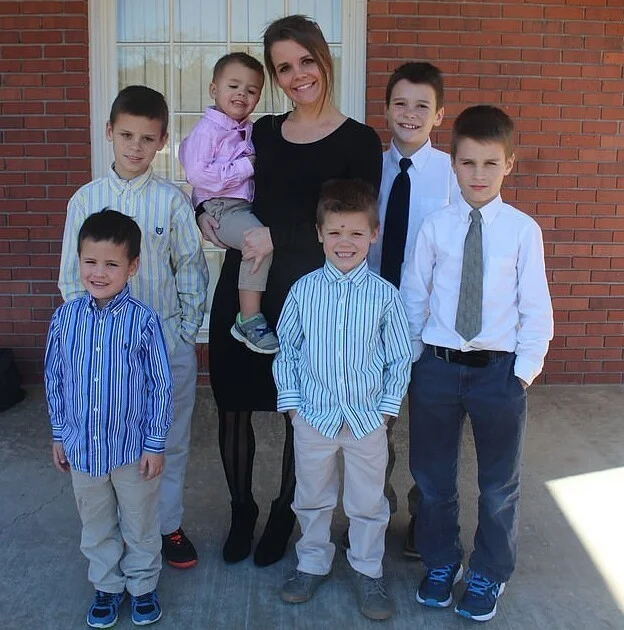 "А вы говорите - разведёнка с прицепом никому не нужна": мать 6-х детей нашла мужа, который всех усыновил