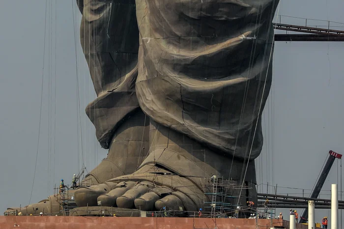 Величественный великан: Самая высокая статуя в мире, превосходящая даже Родину-мать